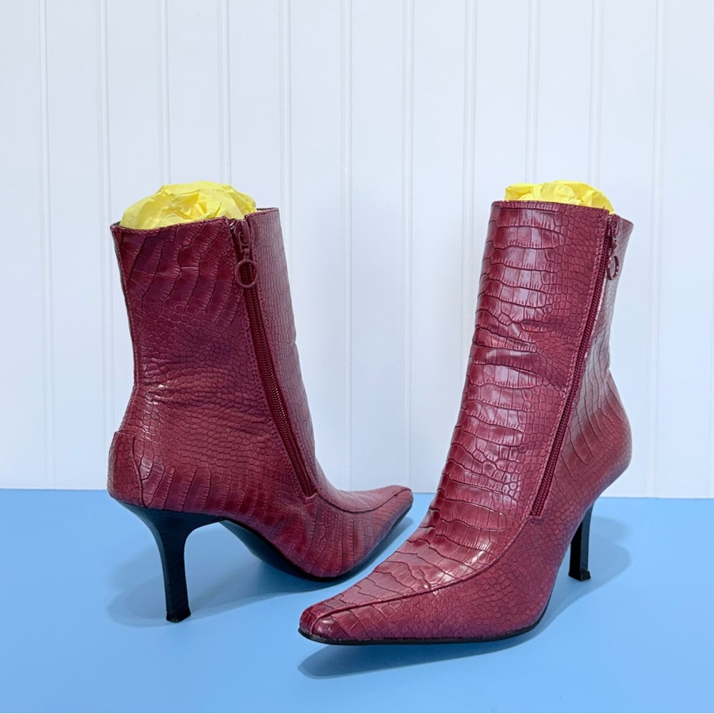 COVERGIRL Red Crocodile-Patterned Heeled bootie Size 6.5 - Picture 11 of 17